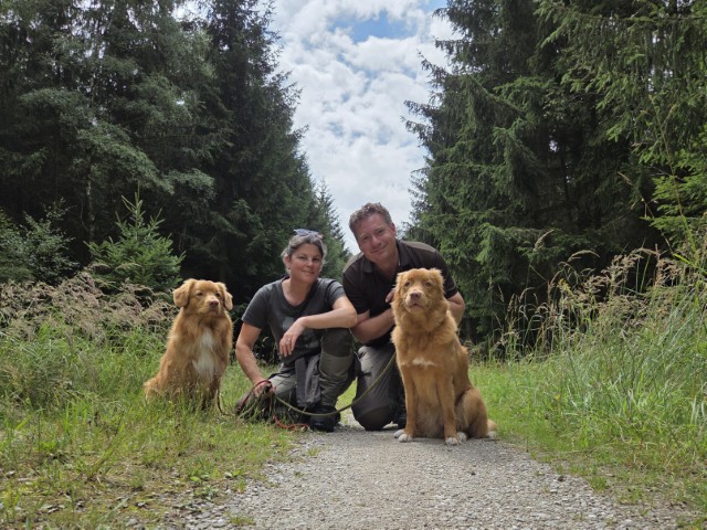 Vincent Fleur met twee Nova Scotia Duck Tolling Retrievers in het bos